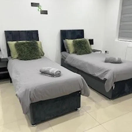 Urban Sleeps 6 Private Garden-Family Pet Friendly Appartement